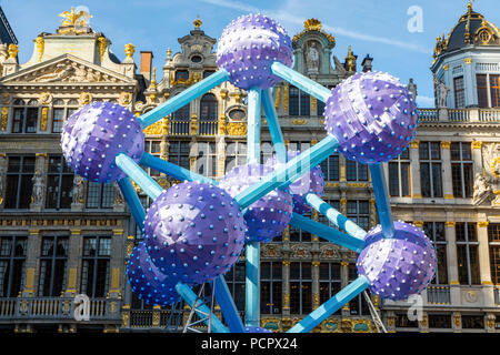 Skulptur, Replik des Atomiums, während eine chinesische Kunst Festival, auf dem Grand Place, dem historischen Zentrum von Brüssel. Stockfoto