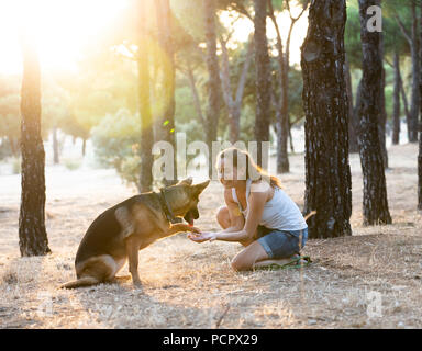 Frau Lehr- und lieben Ihren Hund Stockfoto