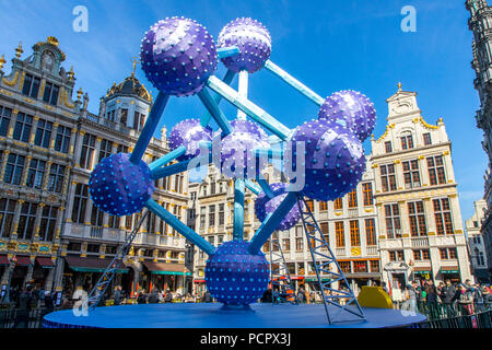 Skulptur, Replik des Atomiums, während eine chinesische Kunst Festival, auf dem Grand Place, dem historischen Zentrum von Brüssel. Stockfoto