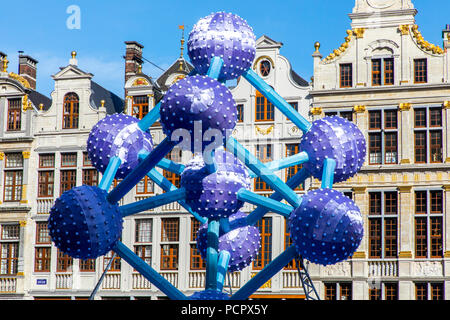 Skulptur, Replik des Atomiums, während eine chinesische Kunst Festival, auf dem Grand Place, dem historischen Zentrum von Brüssel. Stockfoto