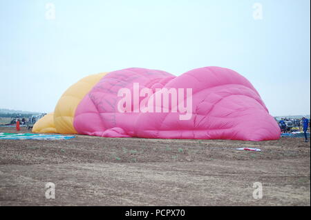 Bunte Heißluftballons vor blauem Himmel Stockfoto