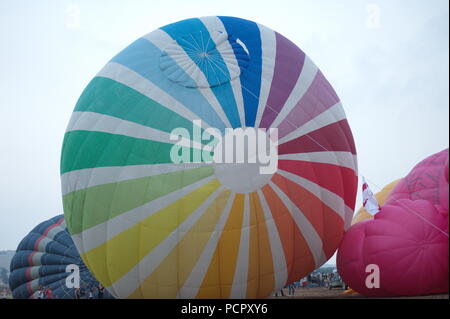 Bunte Heißluftballons vor blauem Himmel Stockfoto