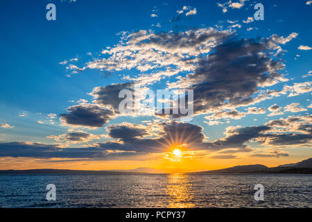 Sonnenuntergang über dem Meer mit Wolken Stockfoto