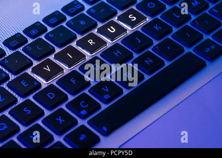 Virus auf einem Laptop Tastatur mit Hintergrundbeleuchtung in der Nähe geschrieben mit selektiven Fokus in einem blauen Umgebungshelligkeit Stockfoto