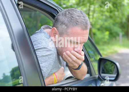 Menschen leiden unter Reisekrankheit im Auto Stockfoto
