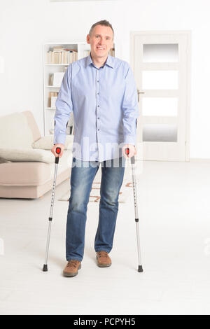 Menschen gehen mit Krücken, Rehabilitation nach Verletzungen Stockfoto