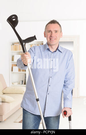 Mann mit Krücken, Rehabilitation nach Verletzungen Stockfoto