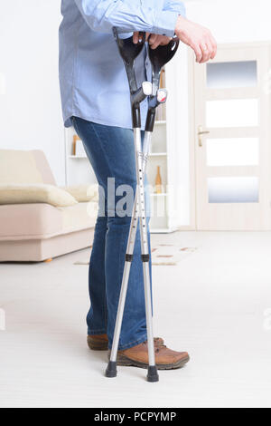 Menschen gehen mit Krücken, Rehabilitation nach Verletzungen Stockfoto