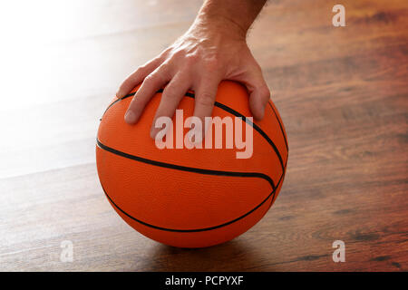 Ein Basketball auf dem Holzboden als Hintergrund Stockfotografie - Alamy