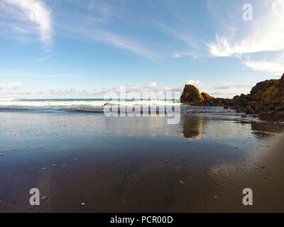 Schönen tropischen Strand mit Ebbe und ein blauer Himmel Stockfoto