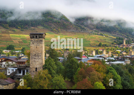 Alten Georgia Attraktionen. Stein mittelalterlichen Türme und Häuser. Berg Stadt. Mestia Stadt. Kaukasus, Georgien, Zemo Svaneti Stockfoto