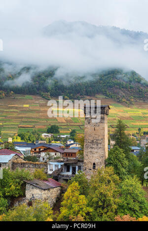 Alten Georgia Attraktionen. Stein mittelalterlichen Türme und Häuser. Mestia Stadt. Kaukasus, Georgien, Zemo Svaneti Stockfoto