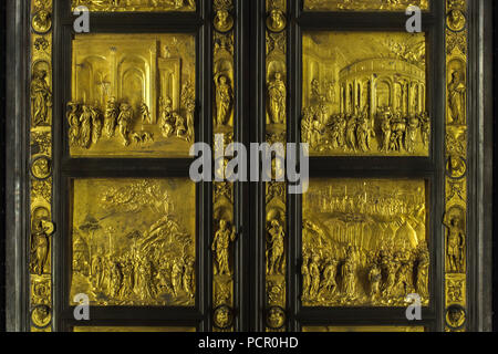 Detail der Pforten des Paradieses (Porta del Paradiso), entworfen von der italienischen Frührenaissance Bildhauer Lorenzo Ghiberti für die in Florenz Baptisterium (Battistero di San Giovanni), nun im Museo dell'Opera del Duomo (Museum der Werke der Dom von Florenz) in Florenz, Toskana, Italien. Die Geschichten von Jakob und Esau, Josef und seine Brüder, Mose und Josua sind in den Panels von links nach rechts, von oben nach unten dargestellt. Stockfoto