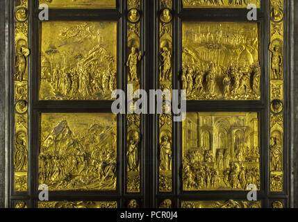 Detail der Pforten des Paradieses (Porta del Paradiso), entworfen von der italienischen Frührenaissance Bildhauer Lorenzo Ghiberti für die in Florenz Baptisterium (Battistero di San Giovanni), nun im Museo dell'Opera del Duomo (Museum der Werke der Dom von Florenz) in Florenz, Toskana, Italien. Die Geschichten, Mose, Josua, David und Goliath und der König Salomo und die Königin von Saba sind in den Panels von links nach rechts, von oben nach unten dargestellt. Stockfoto