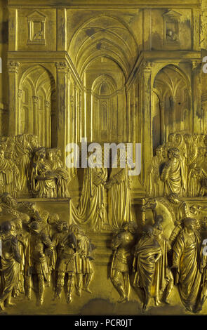 Geschichte von König Salomo und die Königin von Saba in der Systemsteuerung aus vergoldeter Bronze die Tore des Paradieses (Porta del Paradiso), entworfen von der italienischen Frührenaissance Bildhauer Lorenzo Ghiberti für die in Florenz Baptisterium (Battistero di San Giovanni) dargestellt, nun im Museo dell'Opera del Duomo (Museum der Werke der Dom von Florenz) in Florenz, Toskana, Italien. Stockfoto