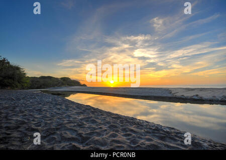 Schöne aufnahme eines farbenfrohen Sonnenaufgang im Corona Beach an der Pazifikküste von Panama Stockfoto