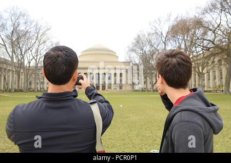 Touristen Besucher bewundern und fotografieren die große Kuppel am Massachusetts Institut für Technologie (MIT) in Cambridge, MA, USA. Stockfoto