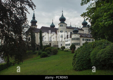 Schloss (Schloss Artstetten Artstetten Artstetten-Pöbring) in Niederösterreich, Österreich. Erzherzog Franz Ferdinand von Österreich und seine Familie lebten in diesem Schloss. Er und seine Frau Herzogin Sophie von Hohenberg waren hier begraben, nachdem sie am 28. Juni 1914 in Sarajewo ermordet wurden. Stockfoto