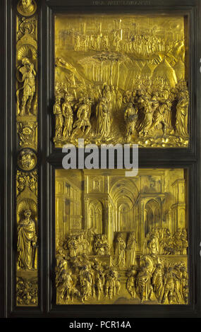 Geschichte von Josua (oben) und der König Salomo und die Königin von Saba (unten) in den Panels aus vergoldeter Bronze die Tore des Paradieses (Porta del Paradiso), entworfen von der italienischen Frührenaissance Bildhauer Lorenzo Ghiberti für die in Florenz Baptisterium (Battistero di San Giovanni) dargestellt, nun im Museo dell'Opera del Duomo (Museum der Werke der Dom von Florenz) in Florenz, Toskana, Italien. Die Israeliten den Jordan River (unten) und der Kampf um Jericho (oben) sind im Fenster dargestellt. Stockfoto