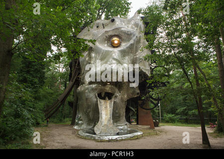 Monumentale kinetische Skulptur Le Cyclop von Schweizer Bildhauer Jean Tinguely in Zusammenarbeit mit dem französischen Bildhauer Niki de Saint Phalle von 1969 bis 1994 im Wald ausgelegt neben dem Dorf von Milly-la-Forêt in Essonne, Region Île-de-France, Frankreich. Stockfoto