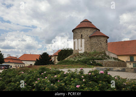 Rotunde der heiligen Katharina (Rundbau svaté Kateřiny), auch als Znojmo Rotunde (Znojemská Rotunde) in Znaim in Südmähren, Tschechien bekannt. Die romanische Rotunde ist berühmt für eines der am besten erhaltenen romanischen Fresken in der Tschechischen Republik aus dem 11. Jahrhundert. Stockfoto