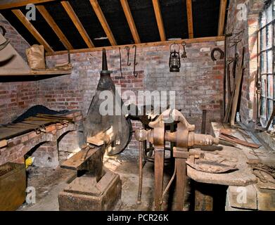 Die Schmiede in Boscobel House, Shropshire, c 1980 - c 2017. Artist: Historische England Fotograf. Stockfoto