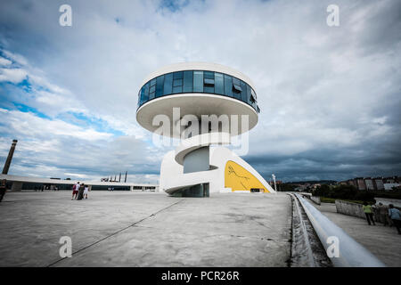 Anzeigen von Niemeyer Center Gebäude in Aviles. Das Kulturzentrum wurde von der brasilianische Architekt Oscar Niemeyer entworfen wurde. Stockfoto