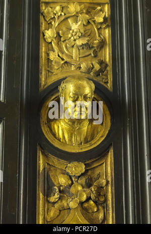 Selbstportrait der italienischen Frührenaissance Bildhauer Lorenzo Ghiberti dargestellt im Detail die Tore des Paradieses (Porta del Paradiso) entworfen von Lorenzo Ghiberti für die in Florenz Baptisterium (Battistero di San Giovanni), nun im Museo dell'Opera del Duomo (Museum der Werke der Dom von Florenz) in Florenz, Toskana, Italien. Stockfoto