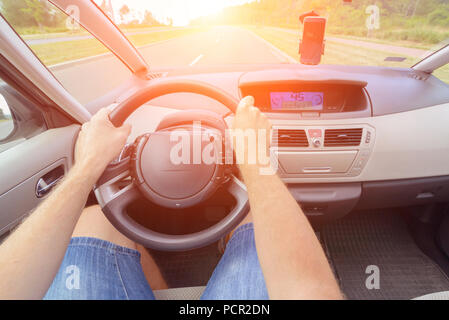 Auto fahren - erste Person anzeigen. Die Hände am Lenkrad Stockfoto
