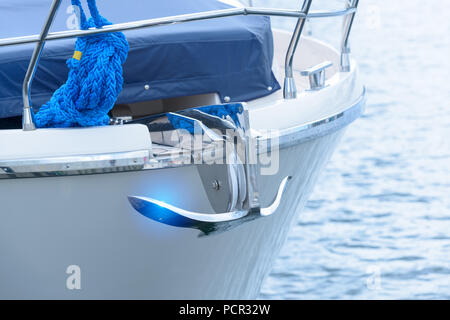 Der Bogen der Luxus Yacht mit Anker Stockfoto