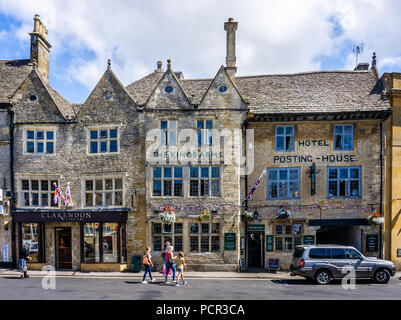 Kings Arms historisches Gasthaus in der historischen Altstadt von Cotswolds Stow auf der Wold in Gloucestershire, Vereinigtes Königreich am 3. August 2018 Stockfoto