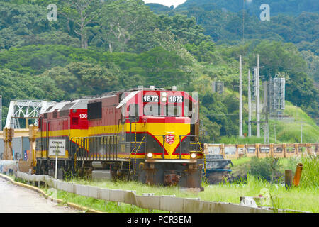 PANAMA - Panama - Sep 19, 2013: Der Panamakanal ist eine Eisenbahnstrecke, die parallel zu den Panama Kanal verläuft, verbindet den Atlantik mit dem Pazifik. Stockfoto