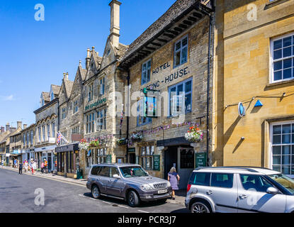 Kings Arms historisches Gasthaus in der historischen Altstadt von Cotswolds Stow auf der Wold in Gloucestershire, Vereinigtes Königreich am 3. August 2018 Stockfoto