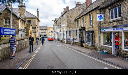 Straßen und Geschäfte in der historischen Altstadt von Cotswolds Stow auf der Wold in Gloucestershire, Vereinigtes Königreich am 3. August 2018 Stockfoto
