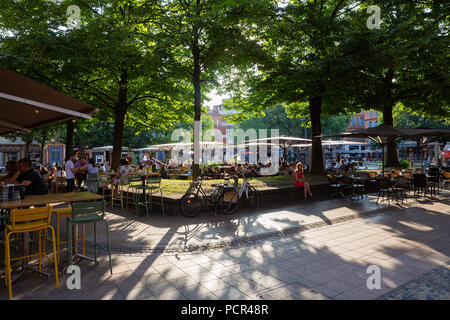 Frankreich, Toulouse - Dezember 9, 2018: Terrasse von einem vollen Restaurant am Ort Saint-Georges um Abendessen Zeit. Stockfoto