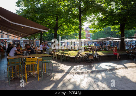 Frankreich, Toulouse - Dezember 9, 2018: Terrasse von einem vollen Restaurant am Ort Saint-Georges um Abendessen Zeit. Stockfoto