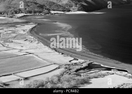 Ein Winter infrarot Bild der Blick über Porlock Sümpfe von Bossington Hill im Exmoor National Park in Somerset, England Stockfoto