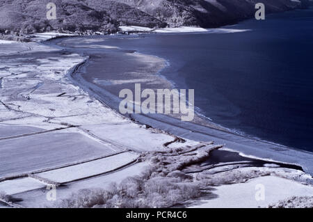 Ein Winter infrarot Bild der Blick über Porlock Sümpfe von Bossington Hill im Exmoor National Park in Somerset, England Stockfoto