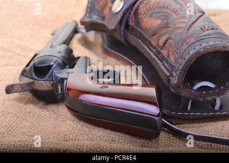 Nahaufnahme eines westlichen Six Shooter Revolver mit Leder Holster Stockfoto