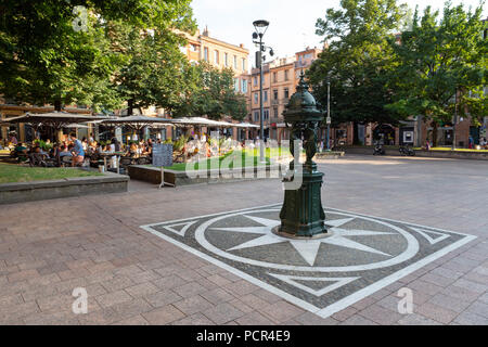 Frankreich, Toulouse - Dezember 9, 2018: Die Statue vor od Freiluft terraxes des Saint-Georges um Abendessen Zeit. Stockfoto