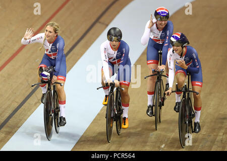 Großbritanniens Laura Kenny, Neah Evans, Katie Archibald und Elinor Barker feiern Gold, dann Frauen Team Pursuit Finale bei Tag zwei Der 2018 Europameisterschaften im Sir Chris Hoy Velodrome, Glasgow. Stockfoto