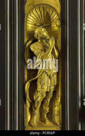 Biblische Figur dargestellt im Detail die Tore des Paradieses (Porta del Paradiso), entworfen von der italienischen Frührenaissance Bildhauer Lorenzo Ghiberti für die in Florenz Baptisterium (Battistero di San Giovanni), nun im Museo dell'Opera del Duomo (Museum der Werke der Dom von Florenz) in Florenz, Toskana, Italien. Stockfoto