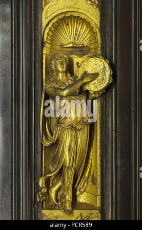 Die Prophetin Mirjam spielen Tamburin dargestellt im Detail die Tore des Paradieses (Porta del Paradiso), entworfen von der italienischen Frührenaissance Bildhauer Lorenzo Ghiberti für die in Florenz Baptisterium (Battistero di San Giovanni), nun im Museo dell'Opera del Duomo (Museum der Werke der Dom von Florenz) in Florenz, Toskana, Italien. Stockfoto