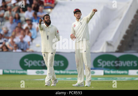 England's Bowler Adil Rashid (links) Gespräche mit England Kapitän Joe Root vor Bowling ein einzelnes bei Tag drei der Specsavers erste Testspiel bei Edgbaston, Birmingham. Stockfoto