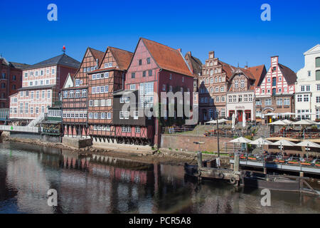 Fachwerkhäuser am Fluss Ilmenau, Altstadt, Lüneburg, Deutschland Stockfoto