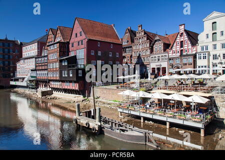 Fachwerkhäuser am Fluss Ilmenau, Altstadt, Lüneburg, Deutschland Stockfoto