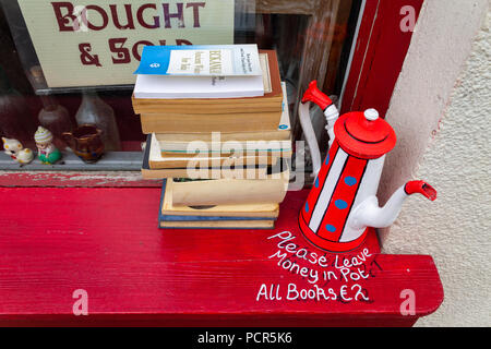 Zweite Hand hardcover Bücher zum Verkauf auf einem Fenstersims. Stockfoto