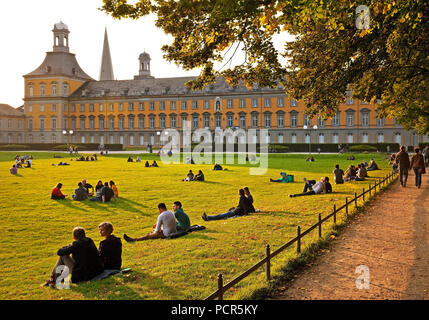 Die Menschen in den Garten im Innenhof der Universität, Bonn, Nordrhein-Westfalen, Deutschland Stockfoto