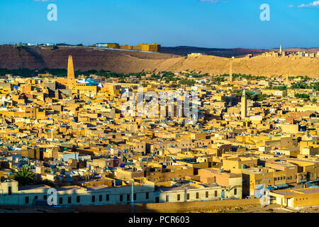 Anzeigen von Ghardaia, einer Stadt in der mzab Tal. UNESCO-Welterbe in Algerien Stockfoto