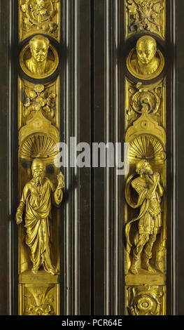 Biblische Figuren im Detail die Tore des Paradieses (Porta del Paradiso), entworfen von der italienischen Frührenaissance Bildhauer Lorenzo Ghiberti für die in Florenz Baptisterium (Battistero di San Giovanni) dargestellt, nun im Museo dell'Opera del Duomo (Museum der Werke der Dom von Florenz) in Florenz, Toskana, Italien. Selbstportrait von Lorenzo Ghiberti selbst (L) und ein Porträt seines Sohnes Vittorio Ghiberti (R) sind oben abgebildet. Stockfoto